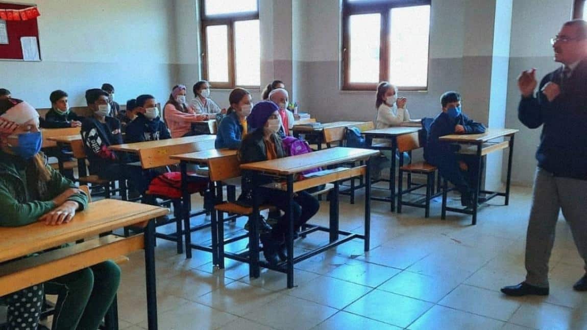 Milli Eğitim Müdürlüğümüzün Çermik'te Akademik Başarıyı Arttırma Projesi (ÇABAP) kapsamında Eğitimci-Yazar Ahmet UNSU 7. ve 8. sınıf öğrencilerimize 'Verimli Çalışma Metodları' konulu seminer verildi.